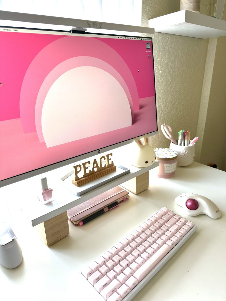 summer_aesthetic_desk_layout_accessories