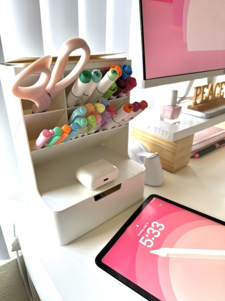 summer-pink-aesthetic-desk-layout-setup-inspiration-ideas-ipad-accessories