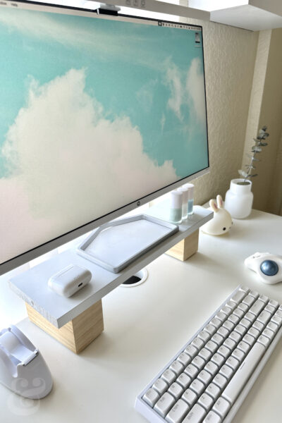 aesthetic-desk-layout-ideas-simple-white-theme-minimalist-high-quality